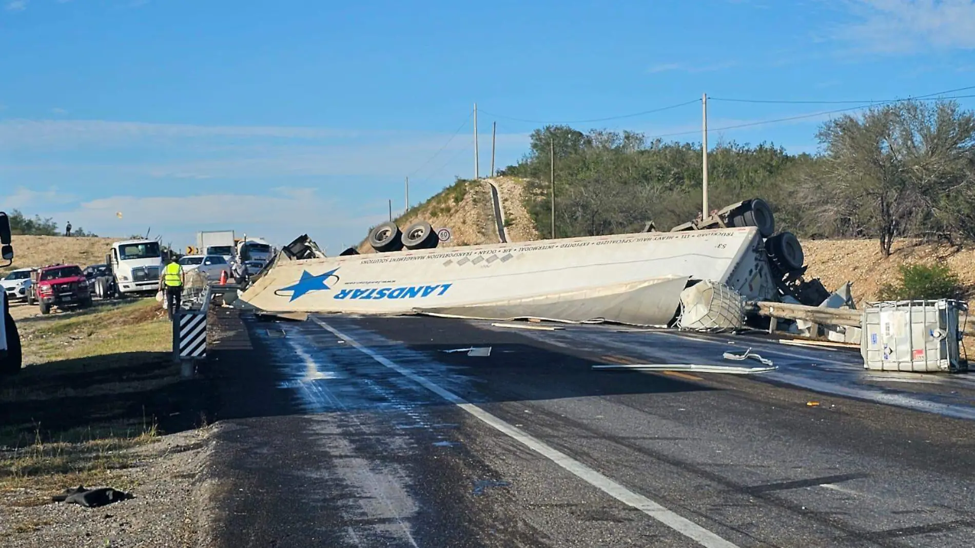 Cierran carretera Zaragoza – Victoria por derrame de ácido corrosivo SSPT (1)